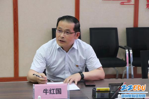 2.市经贸学校党委书记、校长牛红国进行工作汇报 