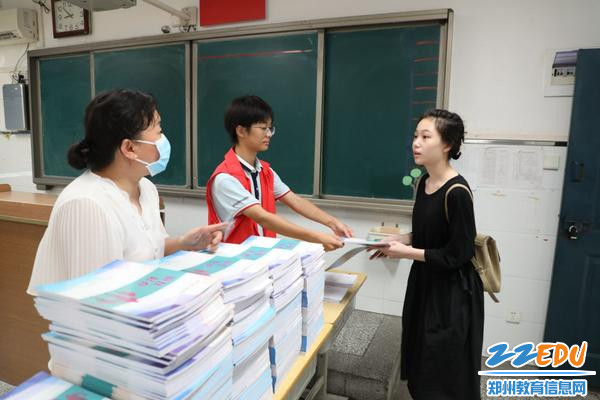 向新生发放入学教育材料