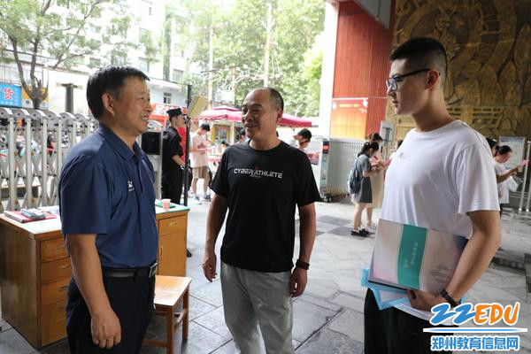 郑州市第三十一高级中学党总支书记（左）与家长、学生交流