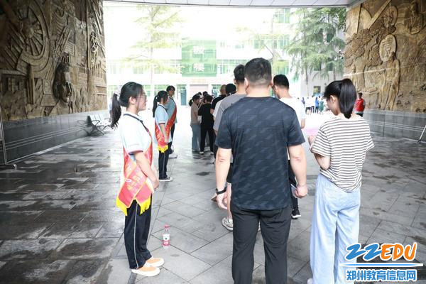 组织志愿服务者指引和帮助新生报到