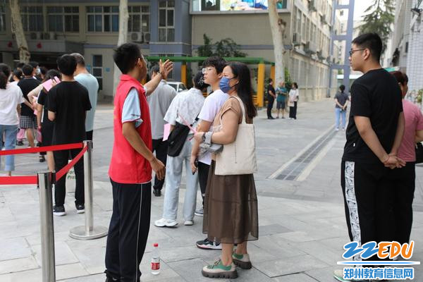 学生志愿者为学生报到提供服务
