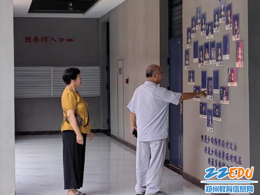 新生家长观看“优秀校友照片”
