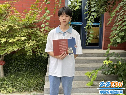 新生手捧录取通知书，定格美好瞬间