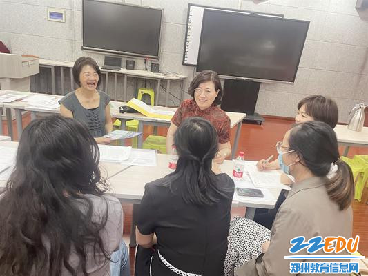 臧亦新主任就课程问题进行探讨_副本