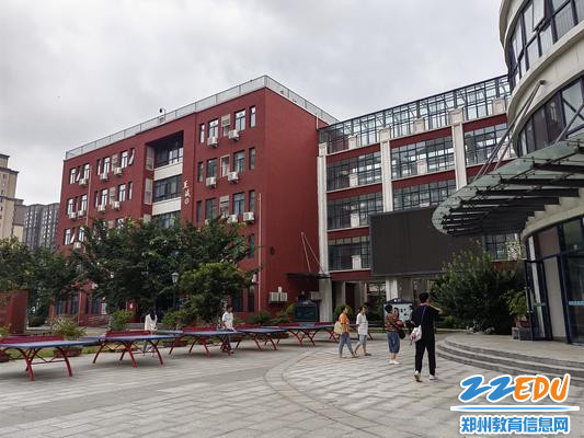 家长和孩子参观校园
