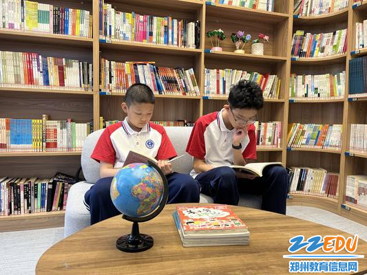 学生认真专注的读书