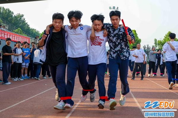 5进行四人五足接力比赛