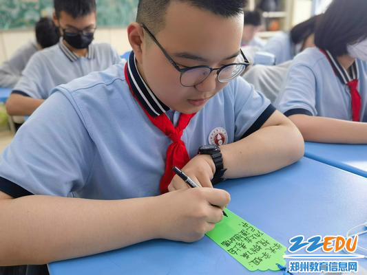 同学们用心书写祝福卡