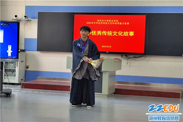 2 着古人装扮 述传统文化
