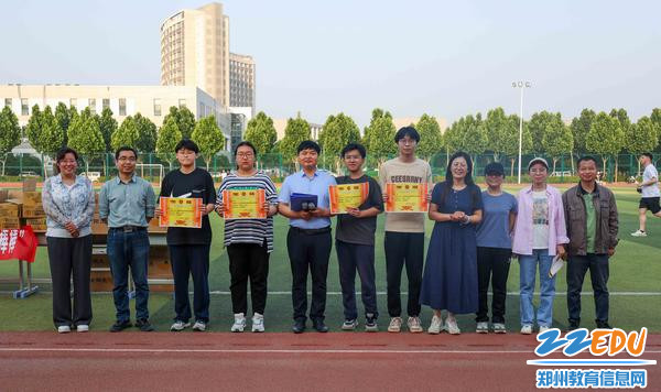 8二等奖班级代表合影留念