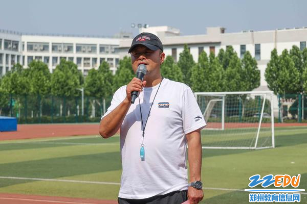 3体育老师杨旭光老师宣读比赛规则