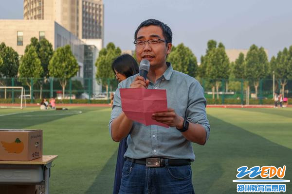 6教务处副主任李鹏宣读比赛结果