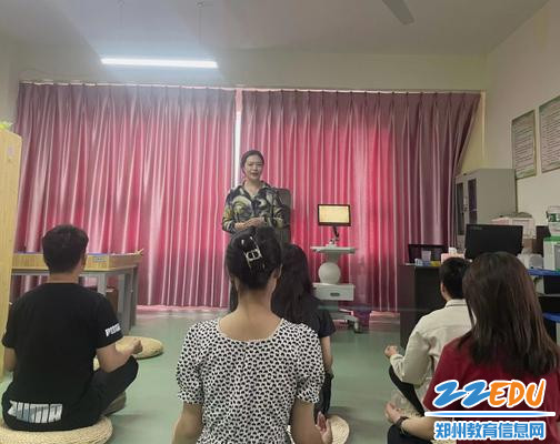 1.宋宇婷老师主持活动