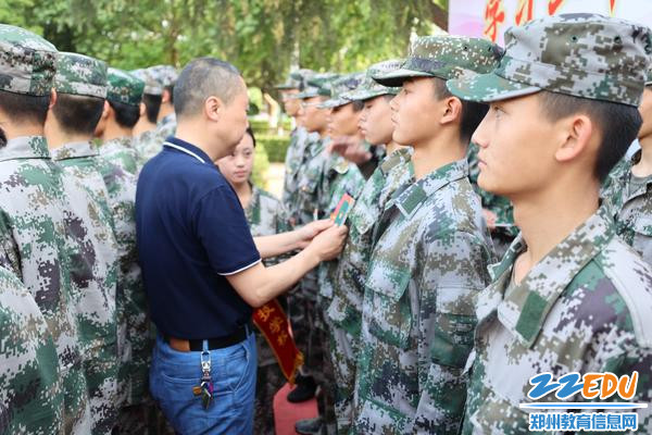 4副校长张辉为新团员颁发团员证、团章