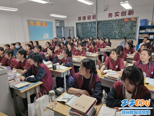 学生认真聆听课程