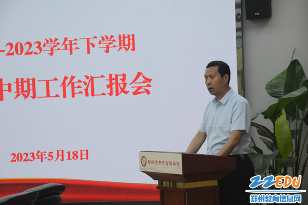 学校督导评估中心主任张文远进行督导评估_副本