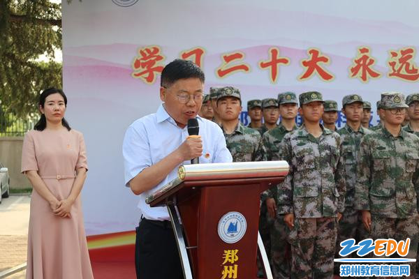 2副校长段峰宣读新团员名单