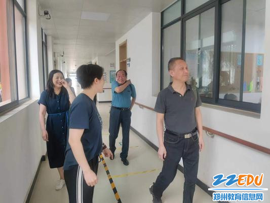 老干部参观学校