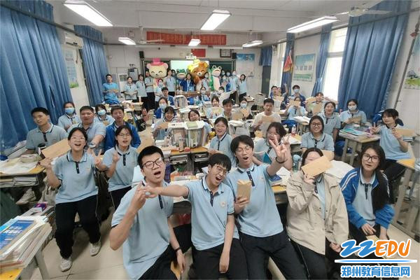 高三同学阅读“致一年后的自己”信笺