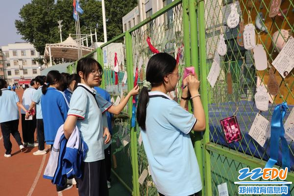 观看“赋能墙”卡片，填写自己的解答、祝福语，给同学“赋能”