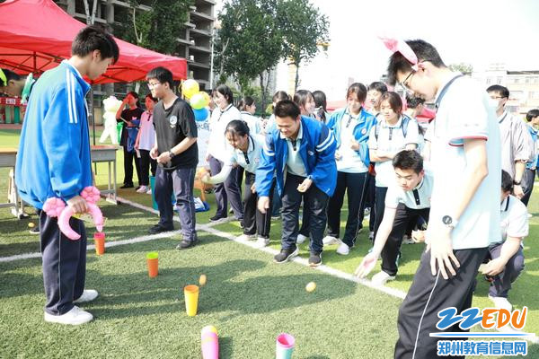 同学们参加“投壶挑战”活动2