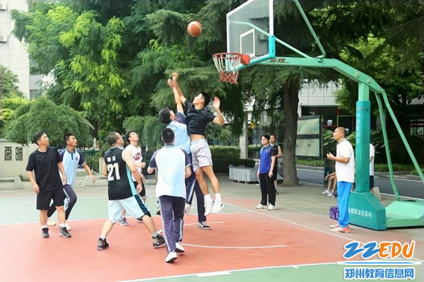 3张子鸣、罗子昂同学和郑州十九高师生进行篮球友谊赛_副本
