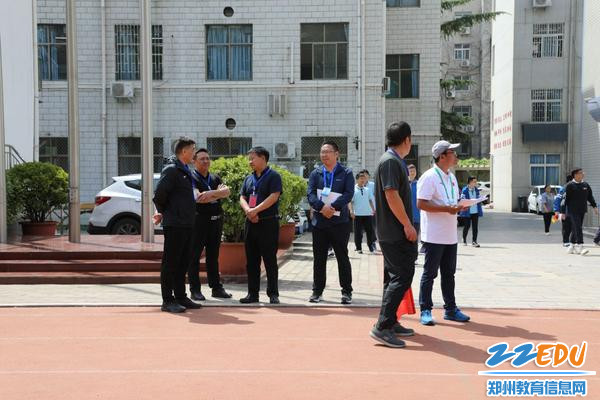 郑州市中招办派遣的督察人员全程监督各个项目的测试工作