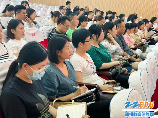 参会人员认真记录