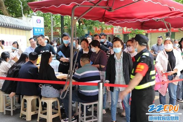 学校教师热情解答家长的问题