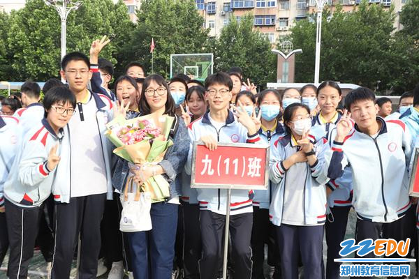 学生们簇拥着幸福的班主任
