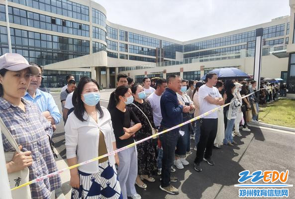家长们满怀期望的等待