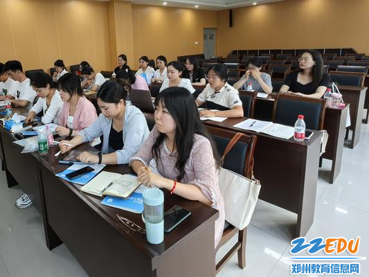 认真学习和记录的新任教师