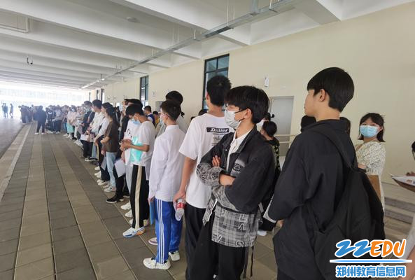 严阵以待的考生