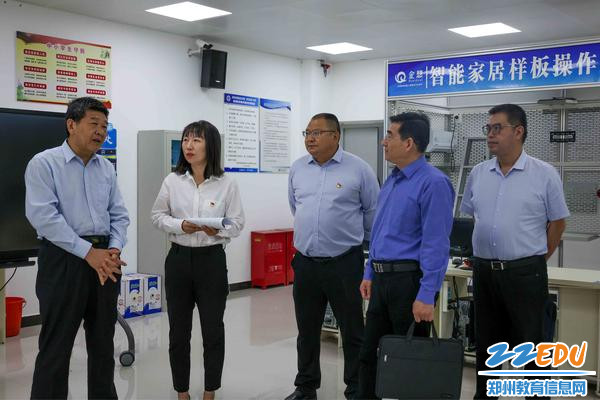 3专家组参观实训室