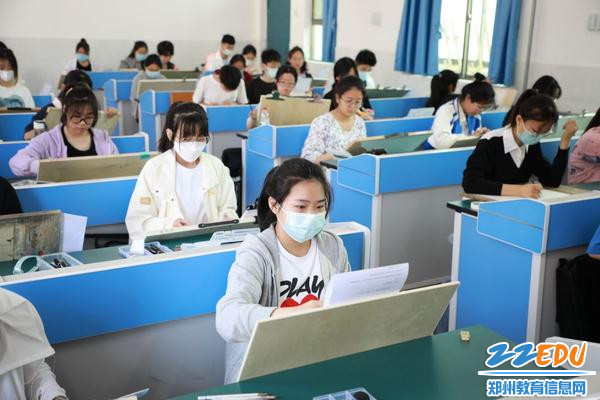 学生参加美术测试
