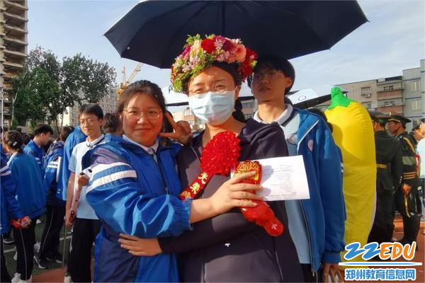 班主任戴上学生特制花环，与学生合影