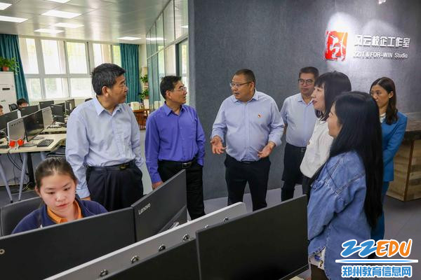 1校党委书记邵元辉向专家组介绍学校基本情况