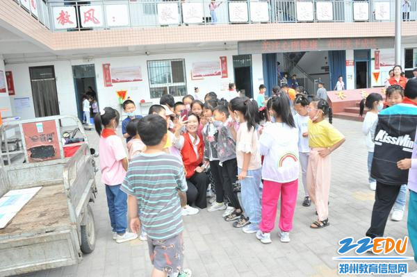 下课了，孩子们把送课老师团团围住