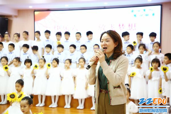 2党总支书记、园长张莉为孩子们送上节日祝福