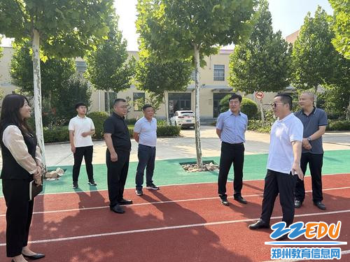 郑州市人大常委会郑东新区工作委员会主任陈平山实地查看校园环境