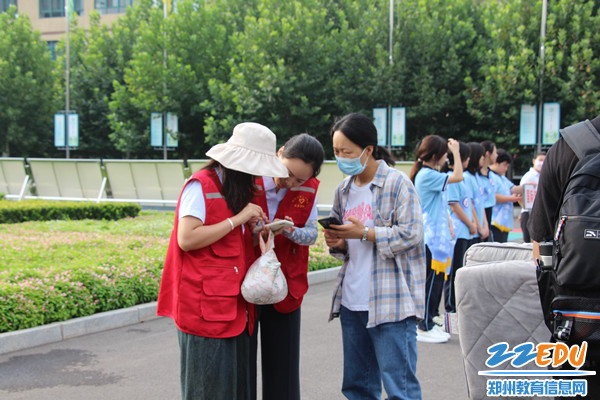 2老师们主动迎前_副本