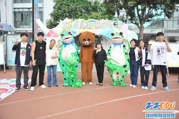 校领导一起参与活动 校领导一起参与活动