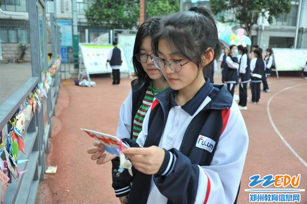 祝福让梦想照进现实高三学生拆开满满祝福的红包 祝福让梦想照进现实高三学生拆开满满祝福的红包