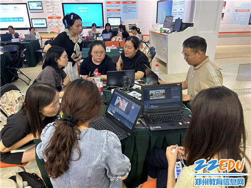 图五：小组探究技术工具并且进行组内协作