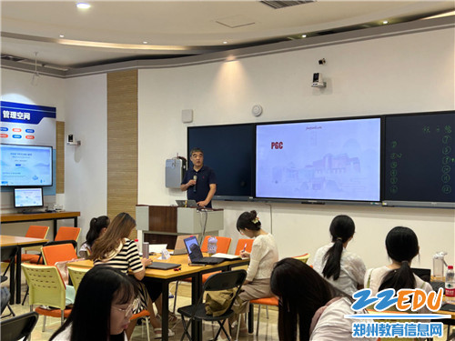 图三：焦建利教授专家团队进行主题讲座