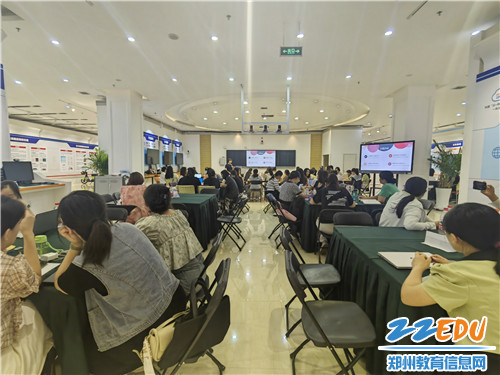 图二：活动现场种子教师认真参与学习