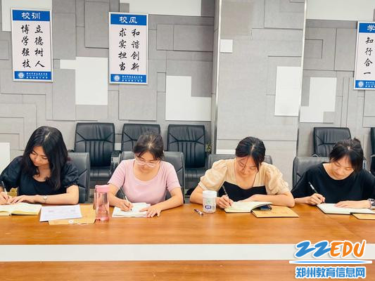 3.新任班主任老师认真聆听，收获满满