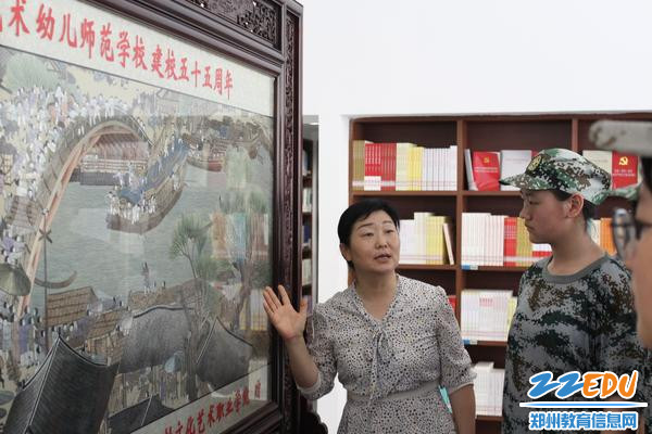 3、实训处主任朱冬梅向新生讲解校史