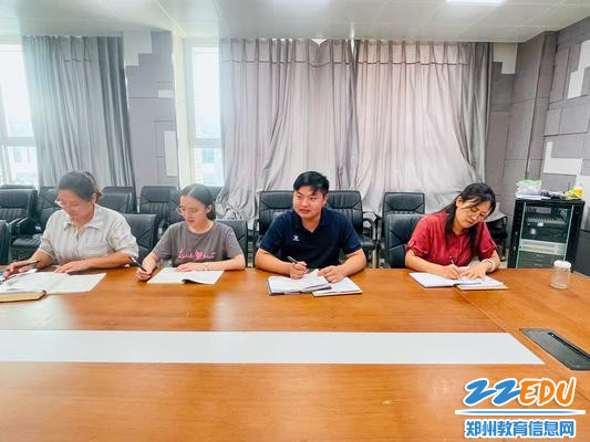2.老班主任们毫无保留地为各位新班主任传递班级管理智慧