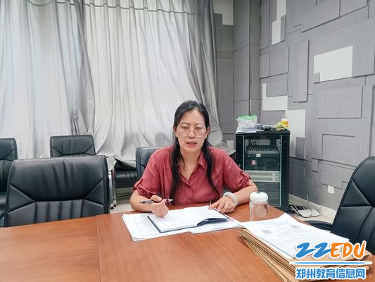 1.年级长李新华老师与大家交流班级管理过程中常见的问题
